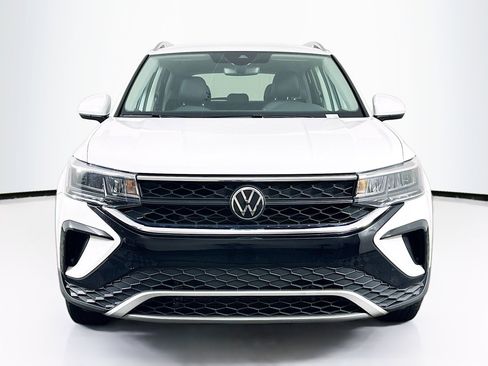 Used 2023 Volkswagen Taos SE image 2