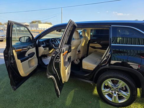 Used 2017 Toyota Highlander Limited image 7