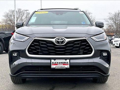 Used 2022 Toyota Highlander XLE image 3