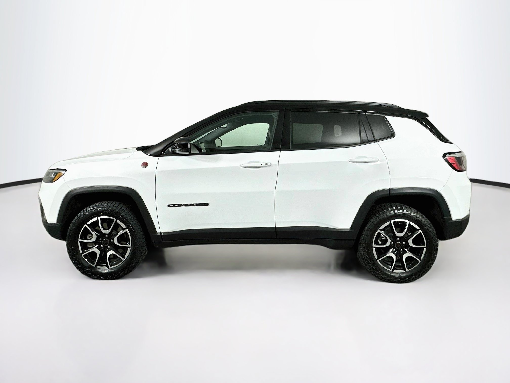 Used 2025 Jeep Compass Trailhawk AWD/4WD image 4