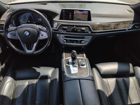 Used 2019 BMW 750i w/ M Sport Package RWD image 29