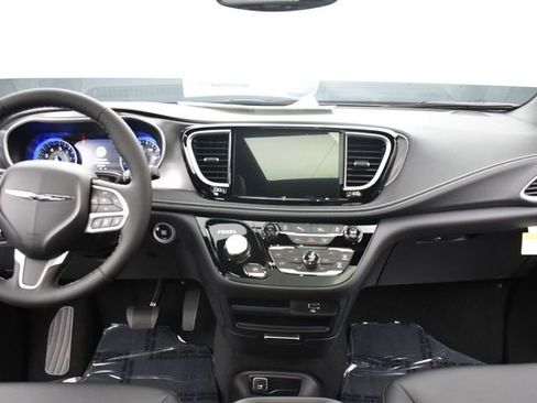 New 2026 Chrysler Pacifica Select AWD/4WD image 9