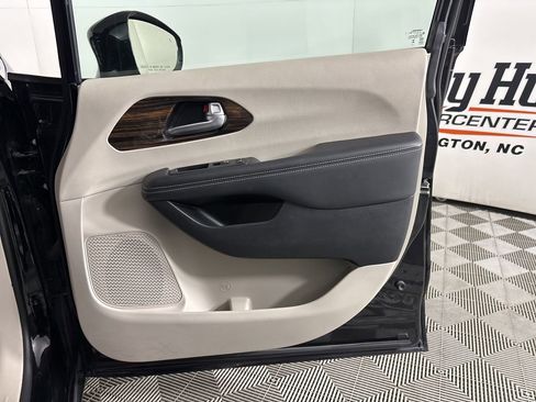 Used 2024 Chrysler Pacifica Limited image 27