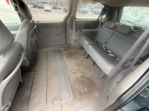 Used 2007 Chrysler Town & Country Touring image 11