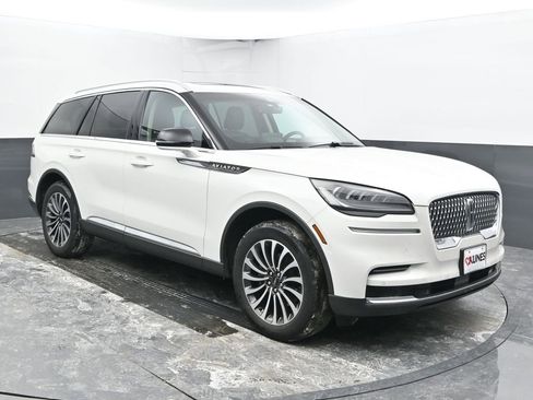 Used 2023 Lincoln Aviator AWD w/ Premium Package image 3