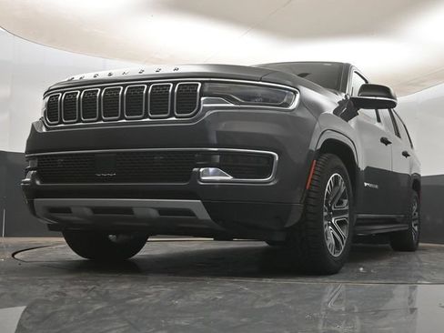 Used 2024 Jeep Wagoneer L Series II RWD image 11