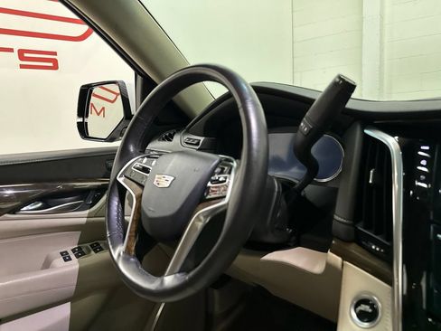 Used 2019 Cadillac Escalade Luxury AWD/4WD image 63