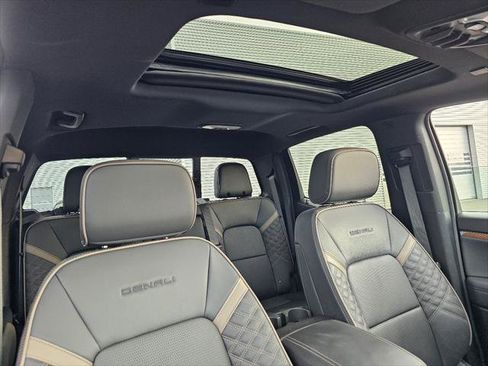 Used 2024 GMC Canyon Denali image 3