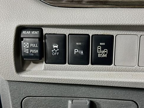 Used 2016 Toyota Sienna XLE w/ XLE Navigation Package FWD image 17