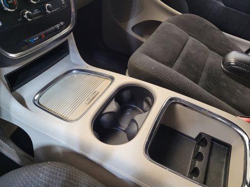 Used 2015 Dodge Grand Caravan SXT image 26