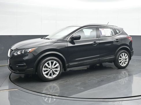 Used 2020 Nissan Rogue Sport SV image 2