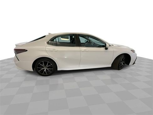 Used 2024 Toyota Camry SE image 9