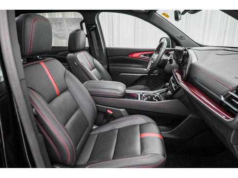Used 2024 Chevrolet Traverse RS FWD image 18