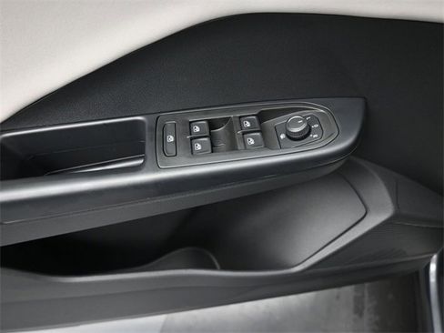 Used 2025 Volkswagen Taos SE w/ Panoramic Sunroof Package image 13