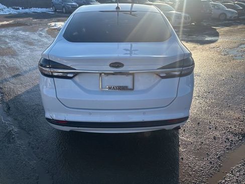 Used 2017 Ford Fusion SE w/ Fusion SE Technology Package image 4