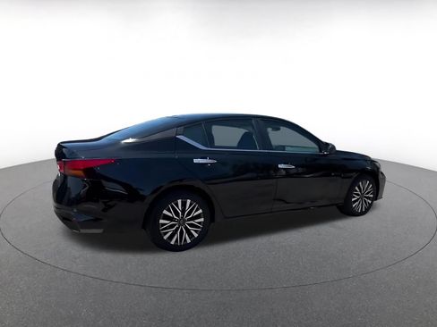 Used 2025 Nissan Altima 2.5 SV FWD image 14