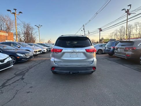 Used 2019 Toyota Highlander XLE image 6