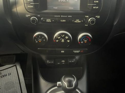 Used 2016 Kia Soul + FWD image 11