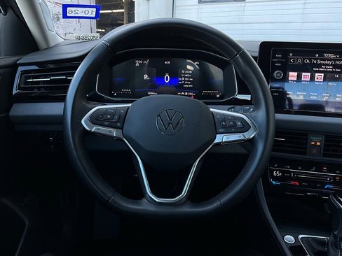 Used 2025 Volkswagen Jetta SE image 33