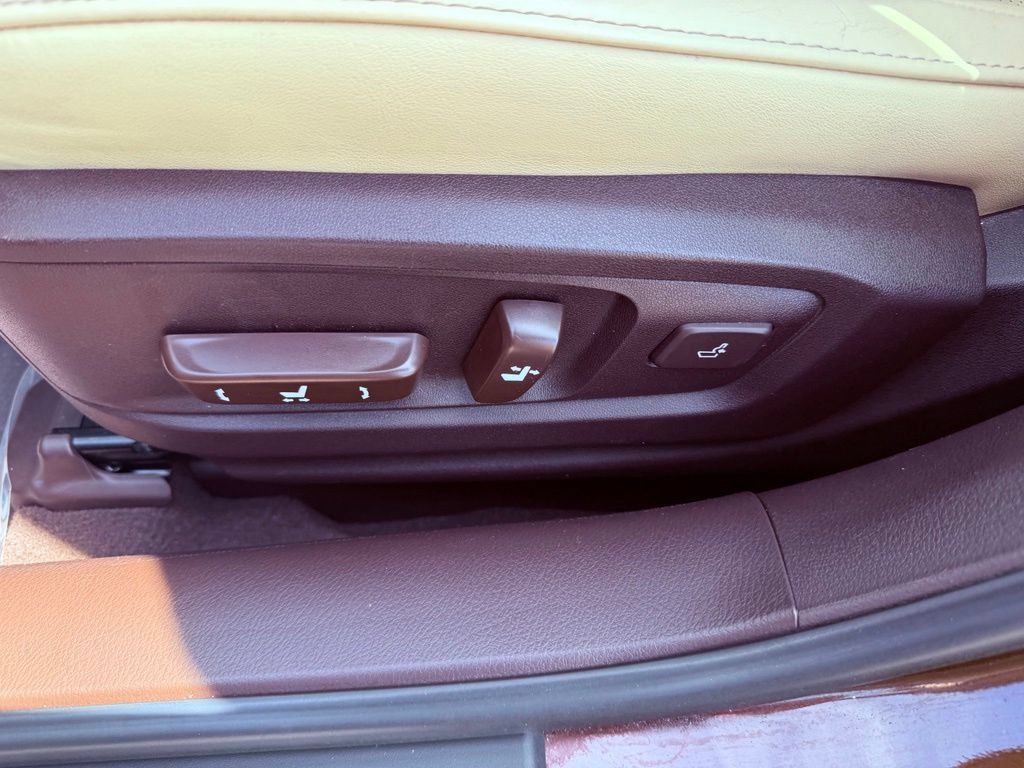 Used 2016 Lexus ES 350 w/ Luxury Package w/Wood Trim FWD image 19