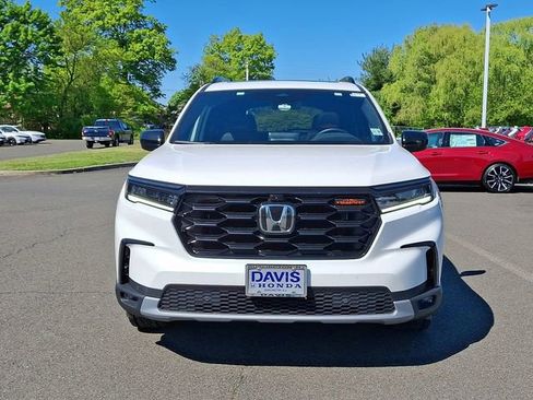 Used 2025 Honda Pilot TrailSport image 2