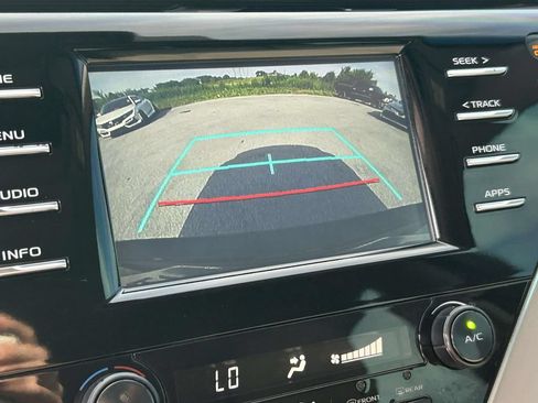 Used 2018 Toyota Camry SE FWD image 23