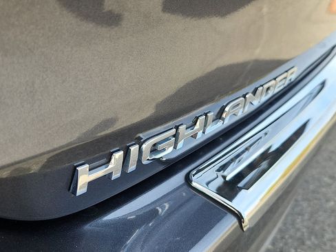 Used 2023 Toyota Highlander Platinum image 32