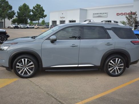 Used 2022 Nissan Pathfinder Platinum w/ Lighting Package (N93) AWD/4WD image 9