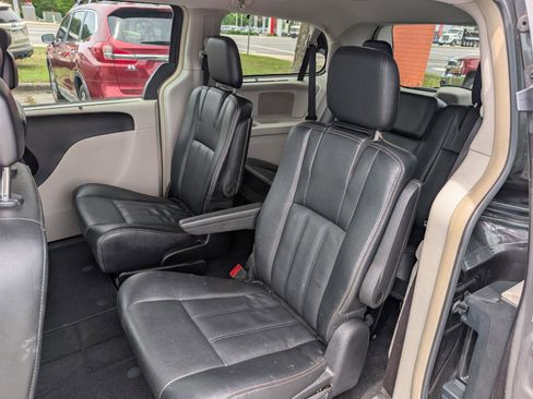 Used 2015 Chrysler Town & Country Touring FWD image 30