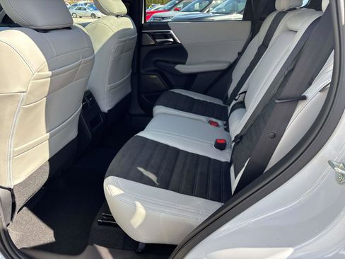 New 2025 Mitsubishi Outlander SE image 7