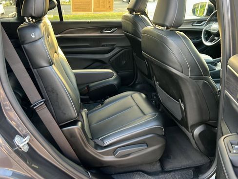 Used 2024 Jeep Grand Cherokee L Limited w/ Luxury Tech Group II AWD/4WD image 14