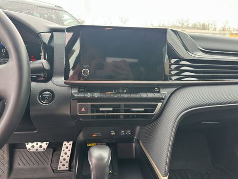 Used 2025 Toyota Camry SE image 18