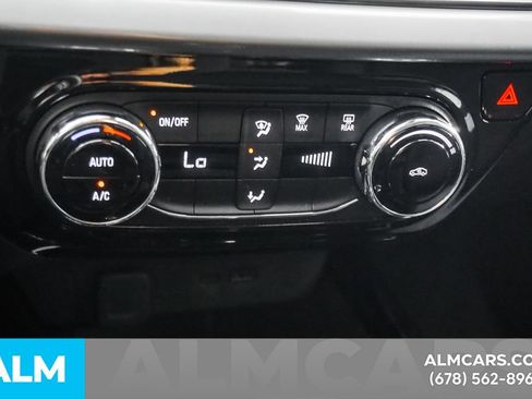 Used 2025 Chevrolet Trax LT FWD image 38