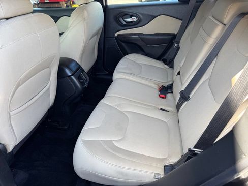 Used 2015 Jeep Cherokee Latitude w/ Cold Weather Group AWD/4WD image 17
