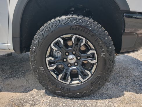 Used 2025 Chevrolet Silverado 1500 ZR2 w/ Technology Package AWD/4WD image 9