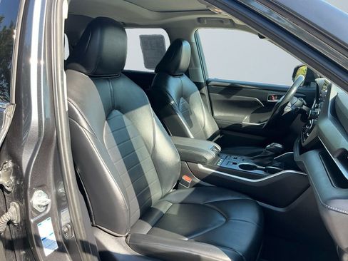 Used 2021 Toyota Highlander XLE AWD/4WD image 16