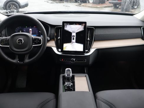 Used 2025 Volvo XC90 B5 Plus image 14