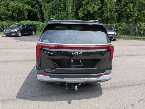 Used 2025 Kia Carnival EX FWD image 4