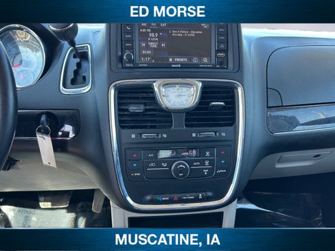 Used 2016 Chrysler Town & Country Touring image 11