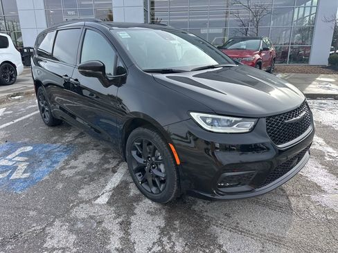 New 2026 Chrysler Pacifica Limited w/ Uconnect Theater Family Group image 6