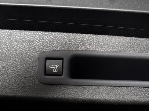 Certified 2025 Toyota Sienna Platinum image 34