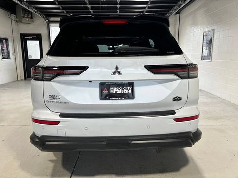 Used 2025 Mitsubishi Outlander AWD image 15
