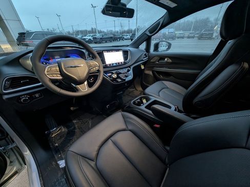 New 2026 Chrysler Voyager LX image 2