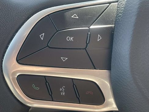 Used 2024 Chrysler Pacifica Touring-L FWD image 23
