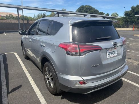 Used 2018 Toyota RAV4 XLE w/ Carpet Mat Package FWD image 4
