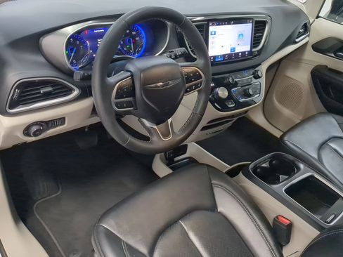 Certified 2024 Chrysler Pacifica Touring-L image 11