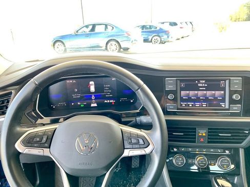 Used 2024 Volkswagen Jetta SE FWD image 17