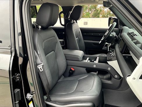 Used 2024 Land Rover Defender 110 SE image 6