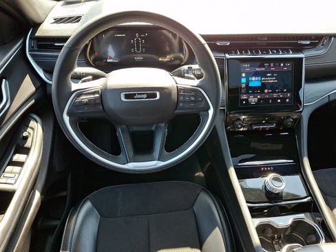 Used 2023 Jeep Grand Cherokee L Laredo image 12