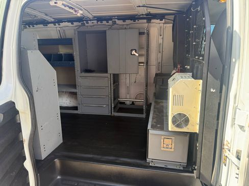 Used 2010 Chevrolet Express 2500 image 22